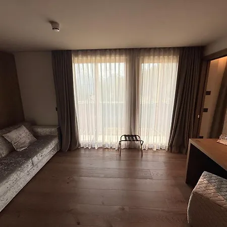 洛伦泽蒂酒店 4* Madonna