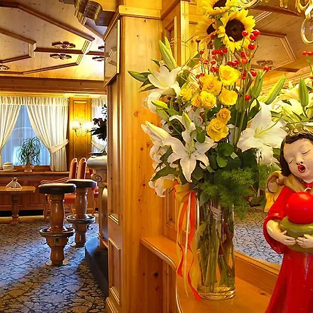 洛伦泽蒂酒店 酒店 Madonna